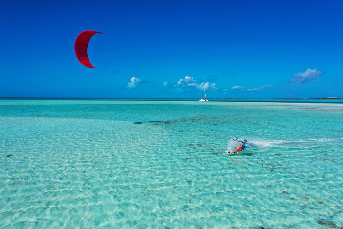Kitesurfeur sur un lagon turquoise vu du ciel
