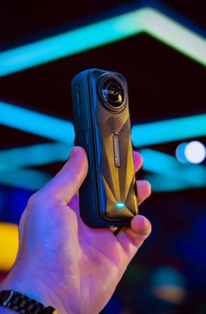 Caméra Insta360 X5 tenue en main