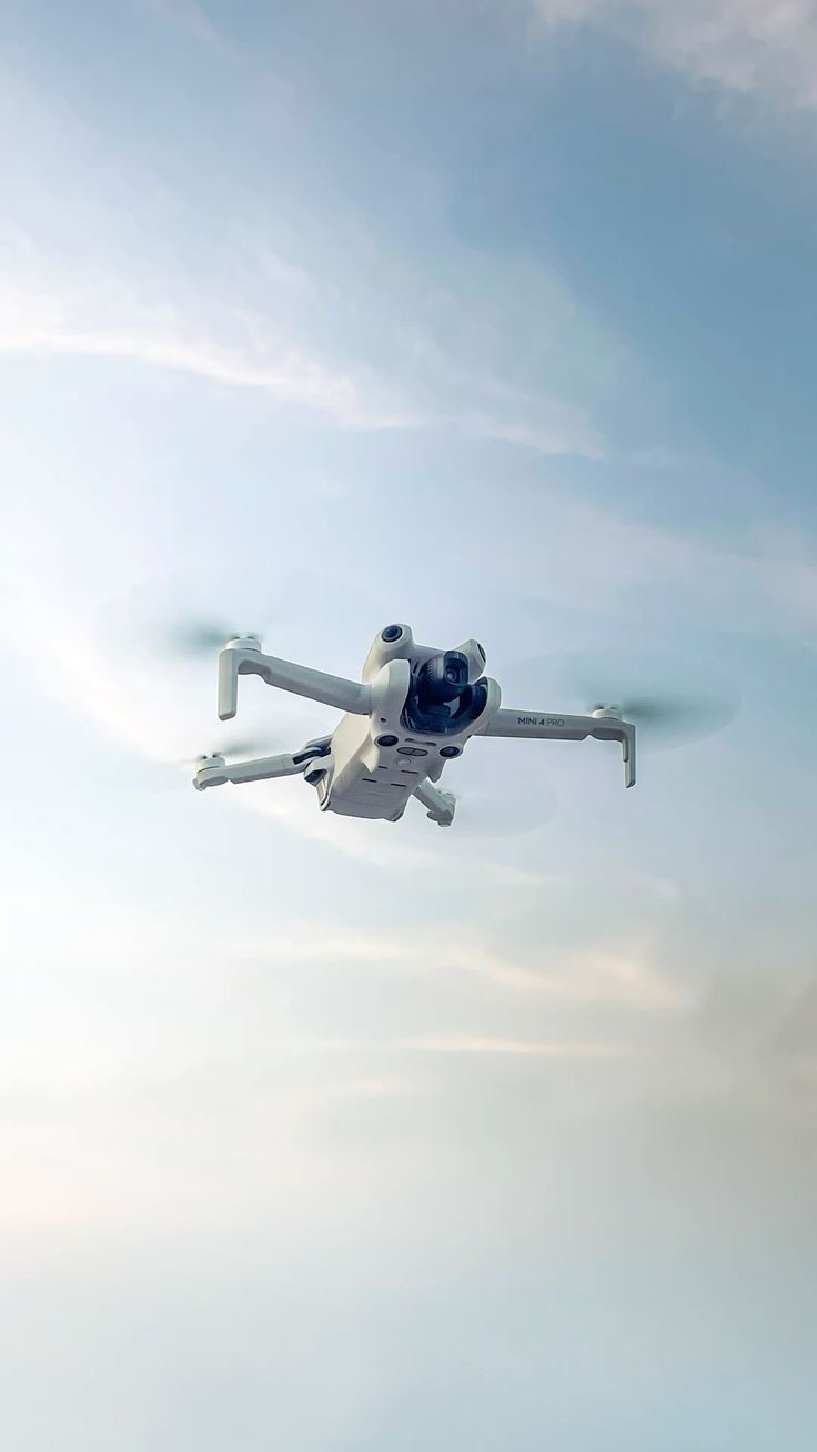 Drone en vol dans le ciel