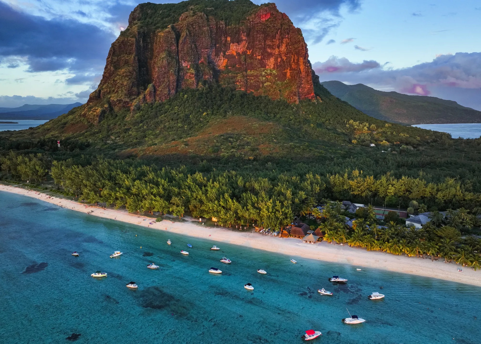Vue aérienne du Morne Brabant et de son lagon, île Maurice