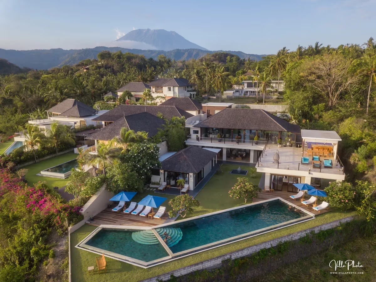 Vue aérienne d'une villa avec piscine